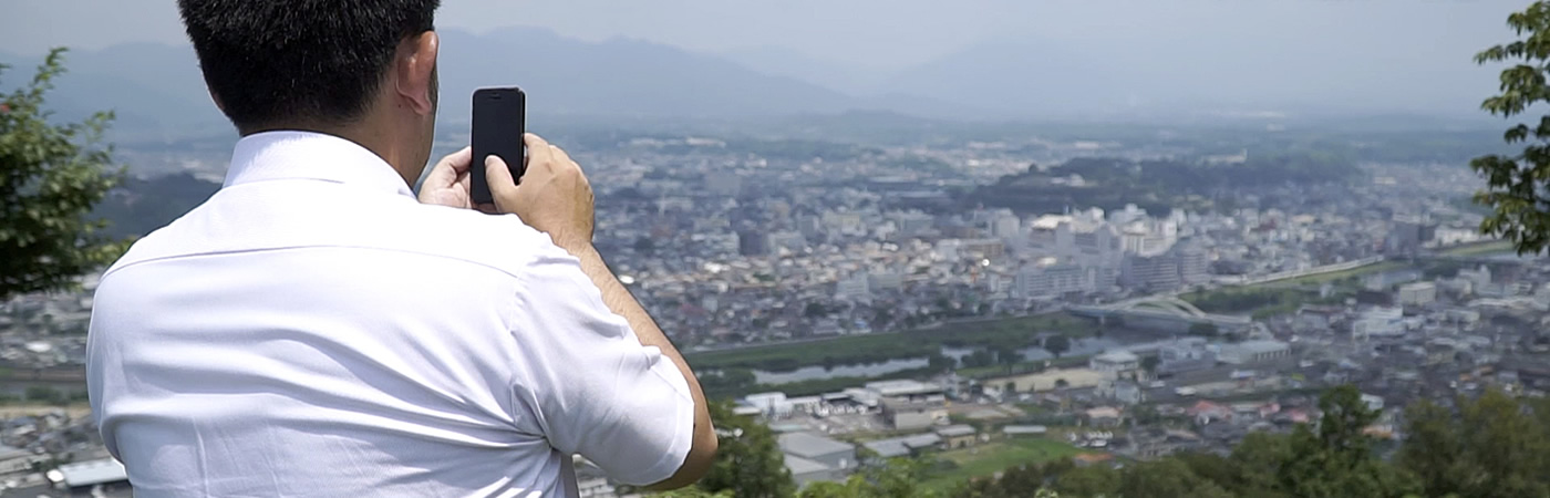 写真：津山の街並みを撮影する人