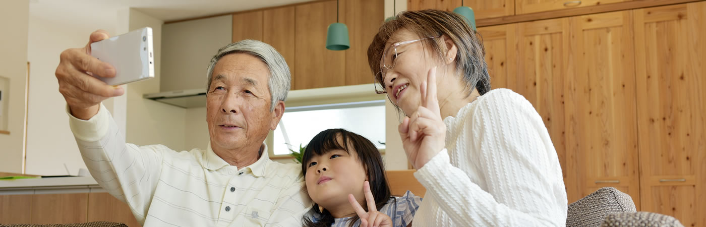 写真：老夫婦と孫